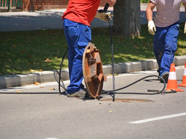 trabajando en una alcantarilla